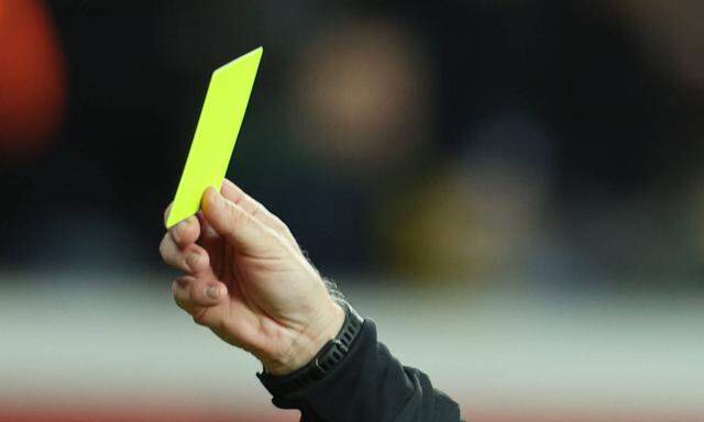 Schiedsrichter Tobias Welz zeigt die gelbe Karte, Leverkusen, Deutschland, 29.01.2023, 1. Bundesliga, 18. Spieltag, Baye