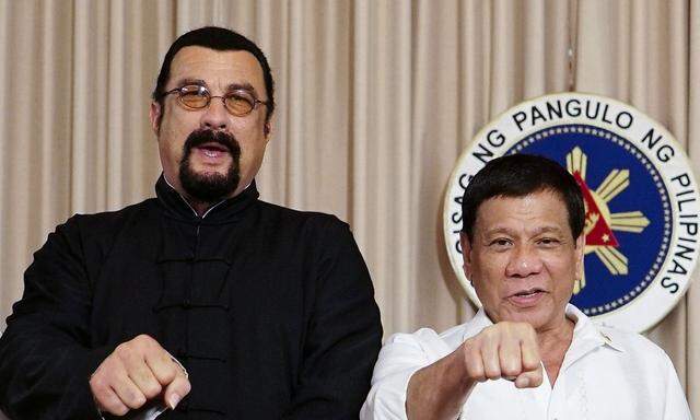 Ist mit Missbrauchsvorwürfen konfrontiert: Der Schauspieler Steven Seagal (l.). Im Bild mit dem philippinischen Präsidenten Duterte.