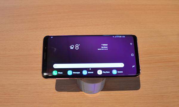 Lange überfällig und mit dem S9 nun endlich auch bei Samsung nachgereicht, ist der Landscape-Mode. Der Startbildschirm und die App-Übersicht können jetzt auch im Querformat angezeigt werden. Das ist aber nicht voreingestellt, sondern muss in den Einstellungen-Display-Homescreen geändert werden. Eine Funktion, die auch für das Note 8 aufgrund des ähnlichen Formfaktors durchaus wünschenswert wäre.