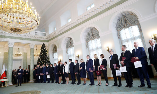 Premier Mateusch Morawiecki spricht zu seinem umgebildeten Kabinett.