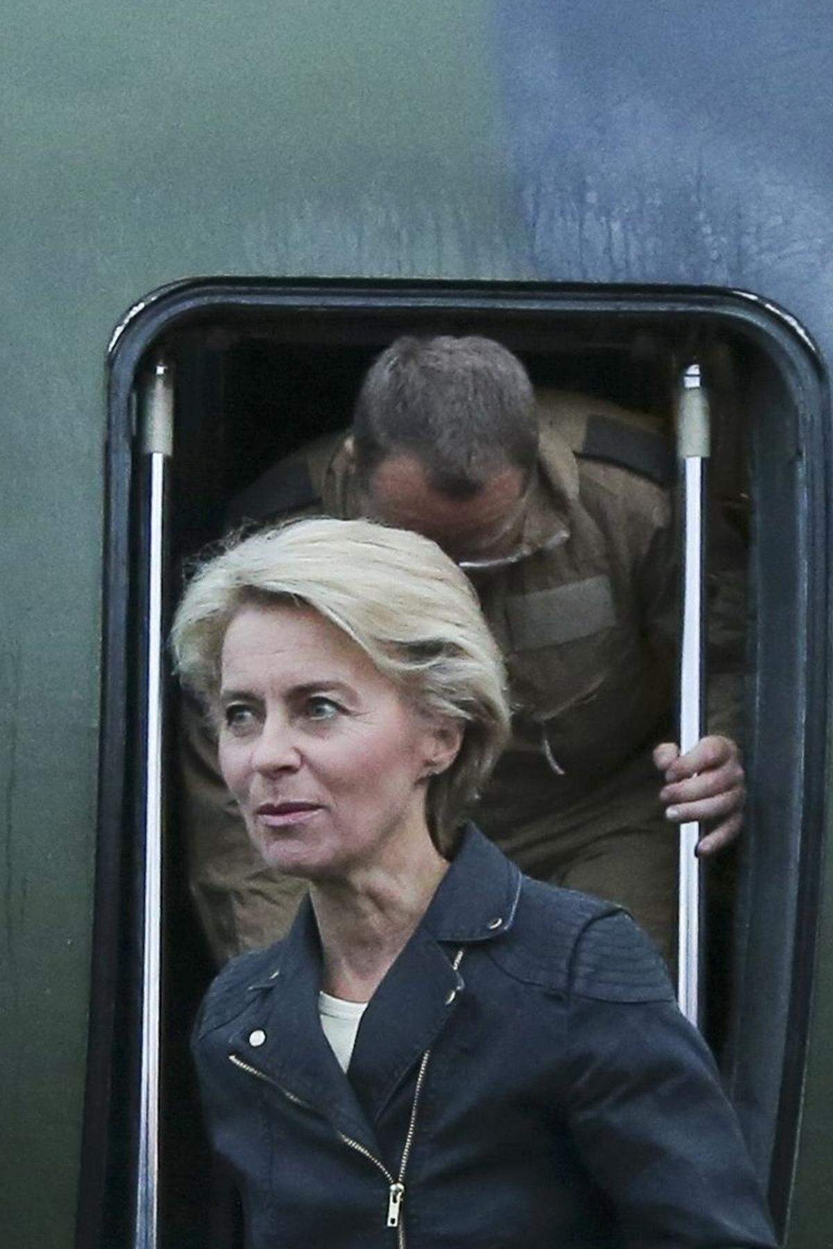 Die deutsche Verteidigungsministerin Ursula von der Leyen (CDU) hat auch in den vielen außenpolitischen Krisen ihren Sinn für Humor nicht verloren. Wenngleich er ziemlich gewagt wirkt. Die Wochenzeitung "Die Zeit" befragte die Dienstherrin der Bundeswehr danach, ob die nächsten beiden Fußball-Weltmeisterschaften tatsächlich in Russland als dem Aggressor in der Ukraine-Krise und in Katar als einem Finanzierer der radikalislamischen Terrorgruppe IS stattfinden könnten. Von der Leyens' Antwort: "Wo auch immer gespielt wird: Deutschland schickt schießendes Personal."  Russland richtet die Fußball-WM 2018 aus, 2022 wird in Katar gespielt. Die Vergabe des sportlichen Großereignisses hatte insbesondere im Fall Katar heftige Kritik ausgelöst.