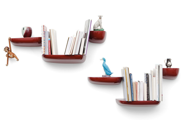 Abstellflächen.Ronan und Erwan Bouroullec wussten: Im Alltag braucht man kleine Möglichkeiten, um etwas zu verstauen. „Corniches“ von Vitra sind keine herkömmlichen Regale, sie modellieren die Wand ganz individuell.