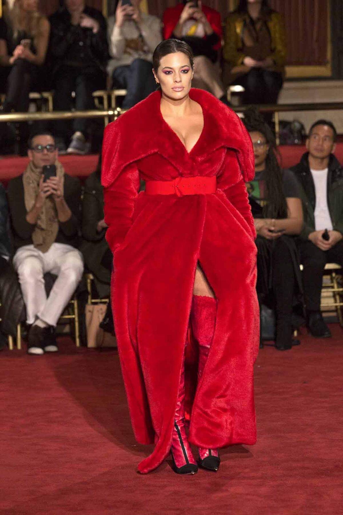 Zehn Jahre ist auch Christian Siriano schon Fixstarter bei der Fashion Week im Big Apple. Das Jubiläum wurde ausreichend gefeiert, auf dem Laufsteg waren Modelgrößen wie Ashley Graham zu sehen.