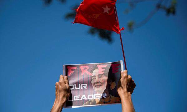 FILE PHOTO: A demonstrator holds up a placard outside the Central Bank of Myanmar to protest against the military coup and to demand the release of elected leader Aung San Suu Kyi, in Yangon, Myanmar, February 11, 2021. REUTERS/Stringer/File Photo