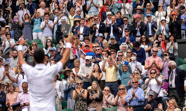 Djokovic feiert seinen Sieg über Garin in Wimbledon.
