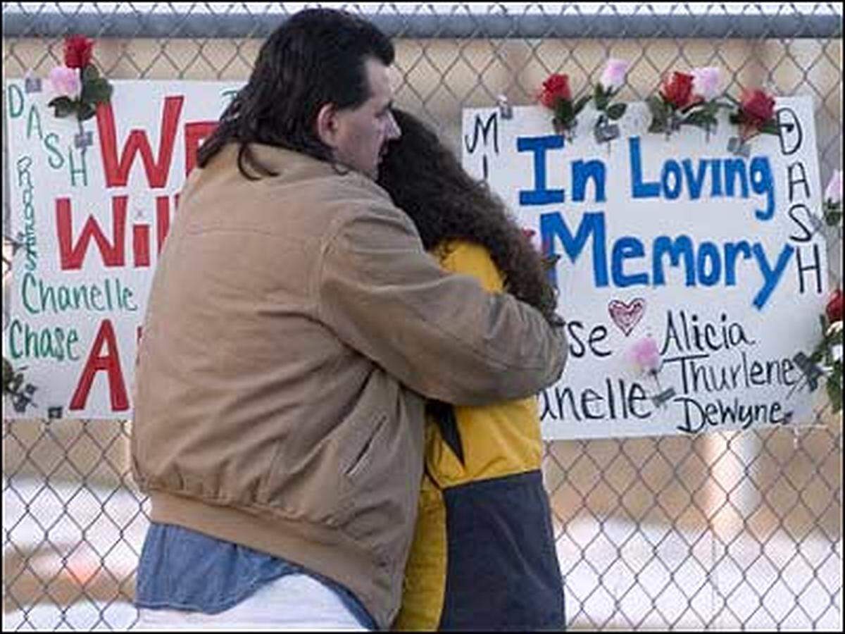 In Red Lake im US-Bundesstaat Minnesota erschießt ein 16-Jähriger eine Lehrerin und fünf Schüler. Zuvor hatte er schon einen Schulwart, seinen Großvater und dessen Lebensgefährtin getötet. Im Internet outet sich der Täter als Anhänger nationalsozialistischer Rassenlehren.