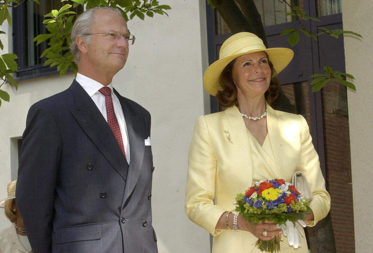 Victorias kleine Tochter Estelle könnte dem Königshaus aus einem neuerlichen Tief helfen: Carl Gustaf geriet mit einer Biografie in die Schlagzeilen, in der unter anderem Details über angebliche "Herrenabende" mit bezahlten jungen Frauen und angebliche Kontakte mit Kriminellen aus dem Rotlicht-Milieu ausgebreitet wurden.