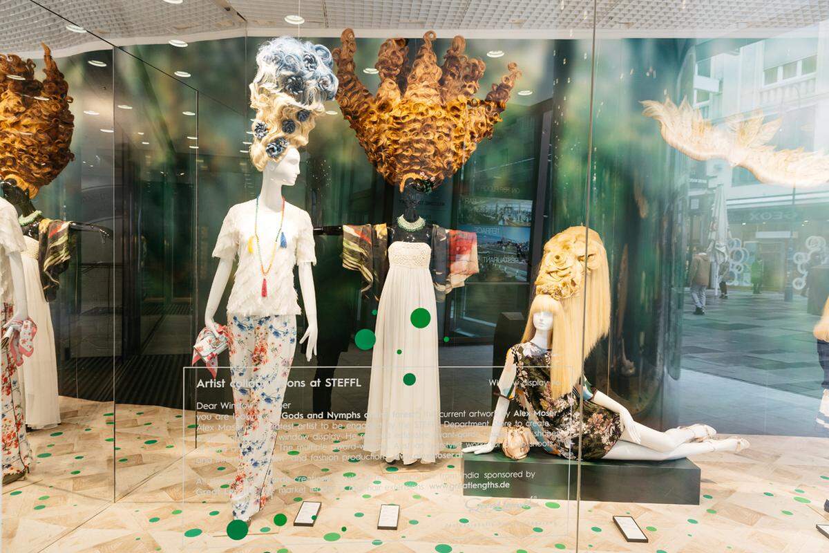 Unter dem Motto "Götter und Nymphen des Waldes" steht das von Haarkünstler Alex Moser kreierte Schaufenster des Steffl Department Stores.