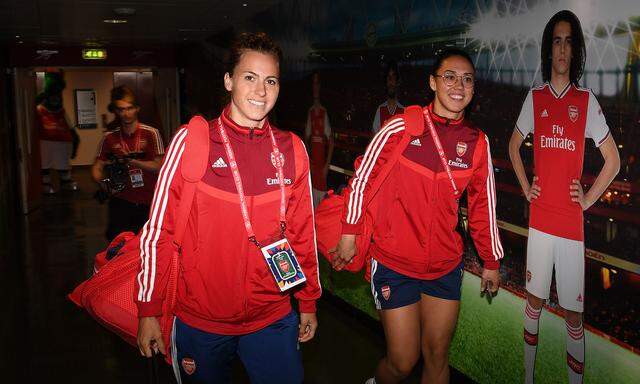 Viktoria Schnaderbeck (l.) und Manuela Zinsberger streben mit Arsenal nach der Titelverteidigung.
