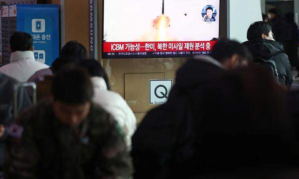 Südkoreaner sehen einen Nachrichtenbericht über Nordkorea