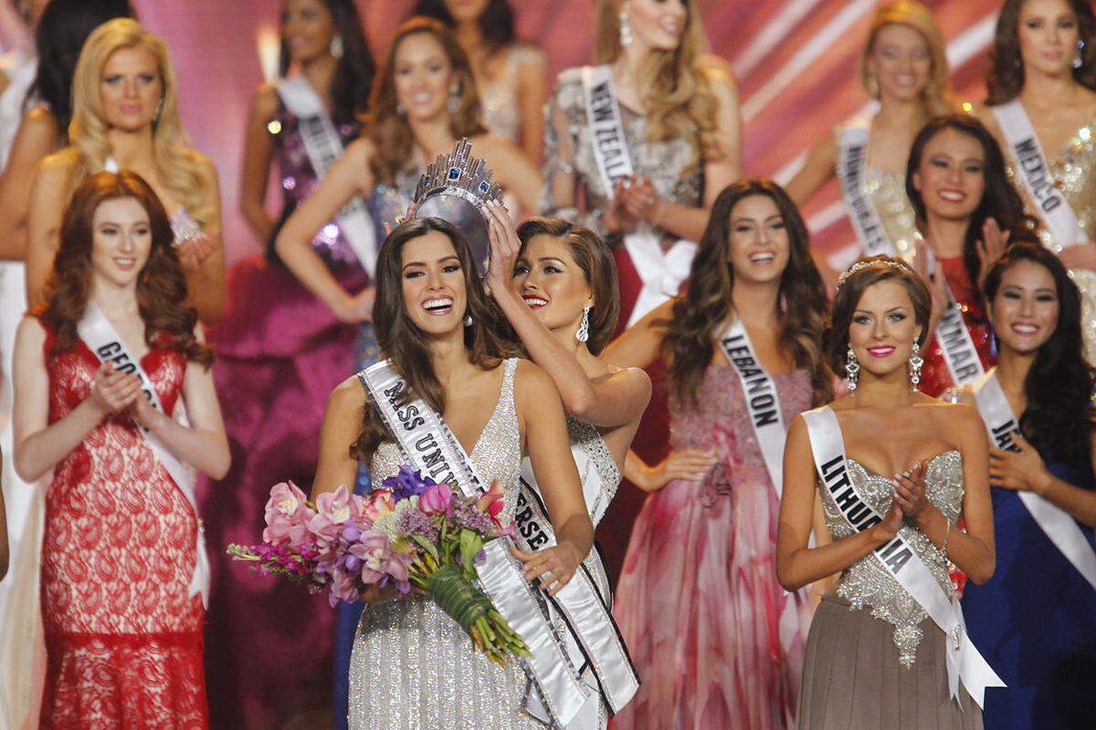"Miss Kolumbien", Paulina Vega wurde von ihrer Vorgängerin gekrönt. 2014 siegte Gabriela Isler aus Venezuela.
