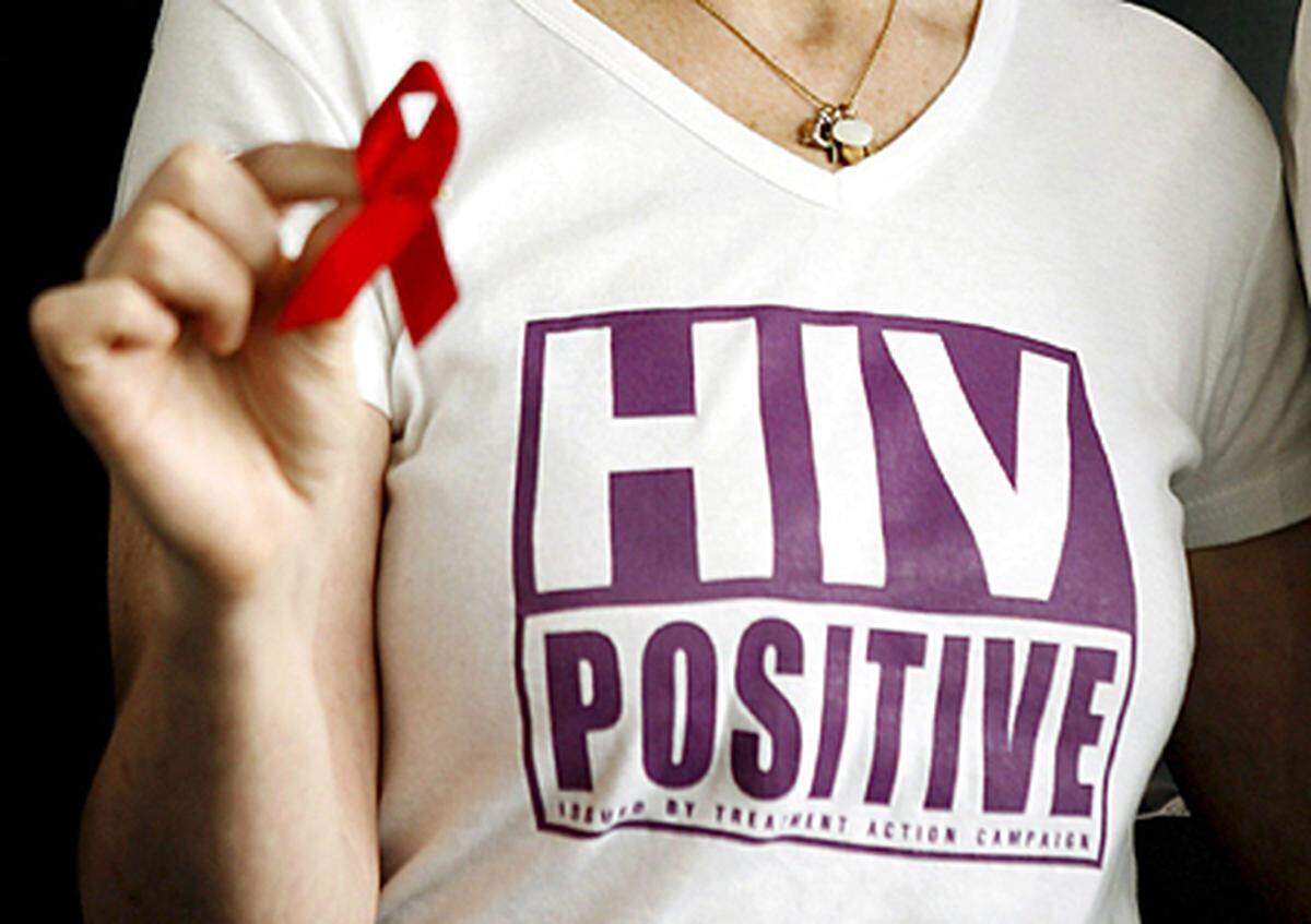 Red Ribbon: Das weltweite Symbol der Solidarität mit HIV-Infizierten und Aids-Kranken ist heute im Rathaus fast überall zu sehen, nicht nur am Red-Ribbon-Carpet.