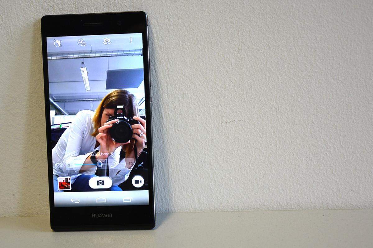 Bei der Kamera hat sich Huawei etwas Besonderes einfallen lassen. Eine 8-Megapixel-Frontkamera soll dem „Selfie“-Trend gerecht werden und tatsächlich werden die Selbstporträts besser als bei anderen Smartphones. Einzig HTC bietet bei der Frontkamera des One (M8) mit 5 Megapixeln mehr als üblich.