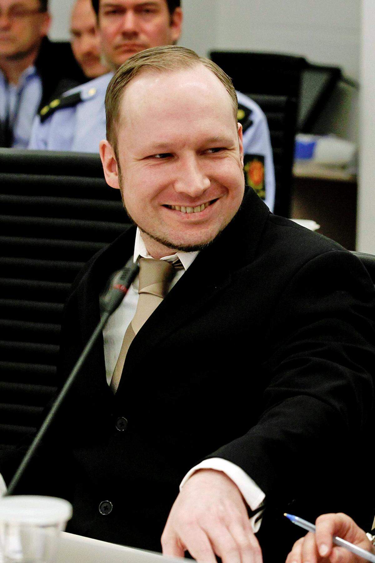 Dann nahm Breivik erstmals selbst Stellung. Er habe seine Formulierungen aus Rücksicht auf die Hinterbliebenen angepasst, erklärte er und begann seine Stellungnahme mit den Worten: „Ich habe den ausgeklügeltsten und spektakulärsten politischen Angriff in Europa seit dem Zweiten Weltkrieg durchgeführt." Dann wetterte er gegen den Marxismus, Journalisten und Feministinnen.