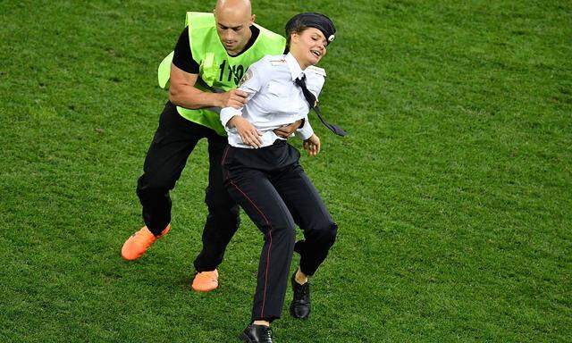 Eine von mehreren Frauen, die im WM-Finale das Spielfeld kurz stürmten.