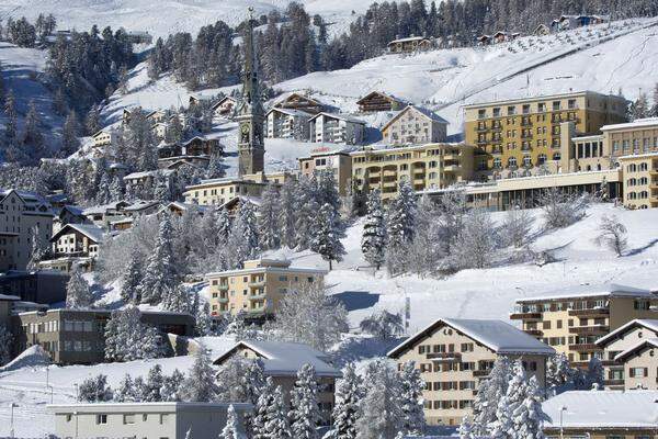 In dieser Tonart geht es in Nordamerika jedenfalls weiter. Nicht weniger als die 29 teuersten Skigebiete unter den gut 280 Regionen im Test liegen nämlich dort. An 30. Stelle folgt dann mit St. Moritz (im Bild) die teuerste europäische Skiregion im Test. Die Tageskarte dort kommt auf 79 Schweizer Franken oder knapp 74 Euro.