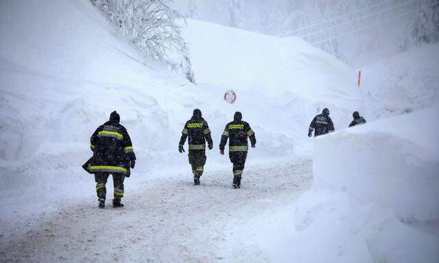 Am Hochkar sind fast 300 Feuerwehrleute und Soldaten dabei, die völlig eingeschneiten Häuser vom Schnee zu räumen.