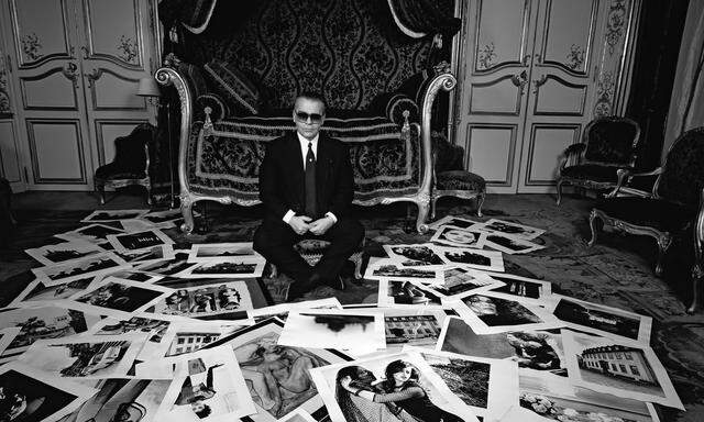 Bildsprache. 1991 posierte Karl Lagerfeld mit selbst geschossenen Fotos.