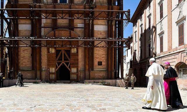 Papst Franziskus besuchte am Wochenende das von einem Erdbeben zerstörte Camerino in Italien.