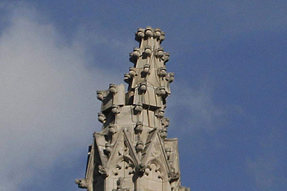 Der Turm selbst scheine sich leicht zu neigen. Die zweitgrößte Kathedrale der USA - traditionell Schauplatz von Trauerfeiern für verstorbene Präsidenten - wurde unmittelbar nach dem Erdbeben evakuiert. Steinmetze haben bereits mit Reparaturarbeiten begonnen.