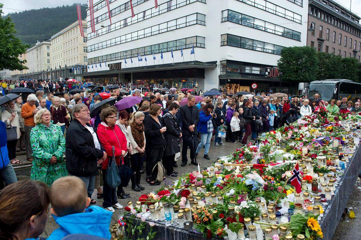 Es gab auch eine landesweite Trauerminute. (Im Bild: Die Schweigeminute in Bergen).