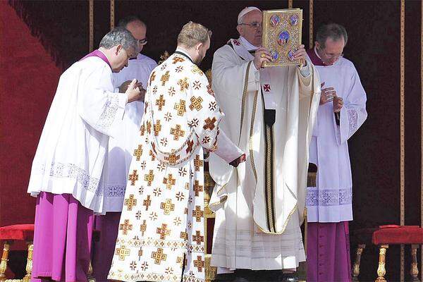 Der Stoffschal, der sich vorher in der Pallien-Nische am Petrusgrab befand, ist ein besonderes Zeichen seiner Amtsvollmacht und mit fünf Kreuzen für die fünf Wundmale Jesu versehen.