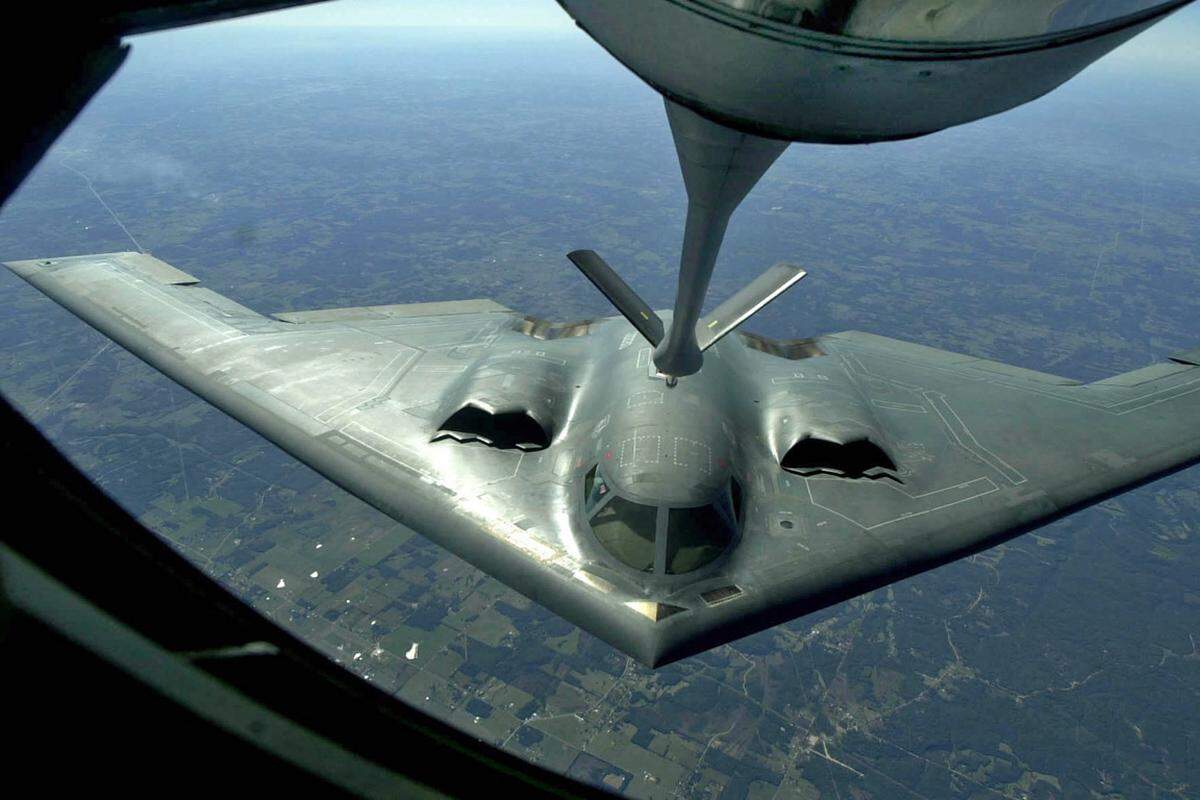 Die USA entsenden zwei atomwaffenfähige Tarnkappenbomber des Typs B-2 nach Südkorea. Erstmals kamen die als "unsichtbare Wunderwaffe" geltenden Kampfflieger 1999 gegen Serbien zum Einsatz.