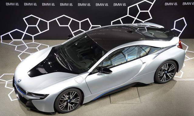 BMW sieht für seine Elektroautos (im Bild der i8) keinen Engpass bei der Versorgung mit Batterien.