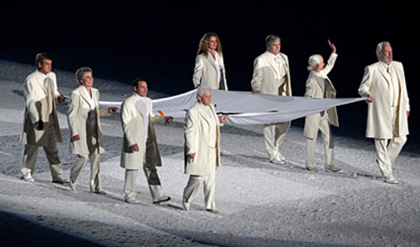 Zuvor wurde die Olympische Flagge unter anderem von Hollywood-Star Donald Sutherland und Ex-Formel-1-Weltmeister Jacques Villeneuve in das Stadion getragen.