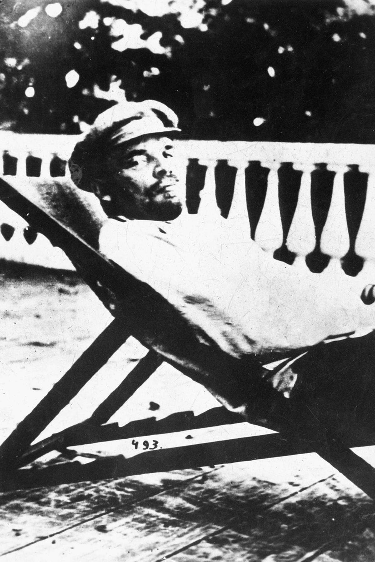 Lenin wird auf ein Anwesen in Gorki 30 Kilometer südlich von Moskau gebracht, ein Team aus dutzenden Ärzten betreut ihn. Im Dezember 1922 trifft ihn erneut ein Schlaganfall. In Moskau beginnt inzwischen der Kampf um seine Nachfolge. Das Land wird aus einem Triumvirat aus Stalin, Lew Kamenew und Grigori Sinowjew geführt.