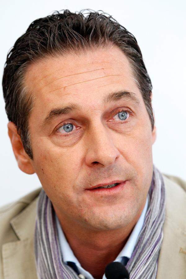 Heinz-Christian Strache ist im Juni beim Parteitag in Graz als FPÖ-Chef mit rund 94 Prozent wiedergewählt worden. In seiner Rede stellte er den Kanzleranspruch. "Der erste Schritt wäre mit einem Bundeskanzler Strache sofort mit der EU in konkrete Verhandlungen zu treten und klarzumachen, wir können die EU-Beiträge nicht mehr zahlen", sagte er.