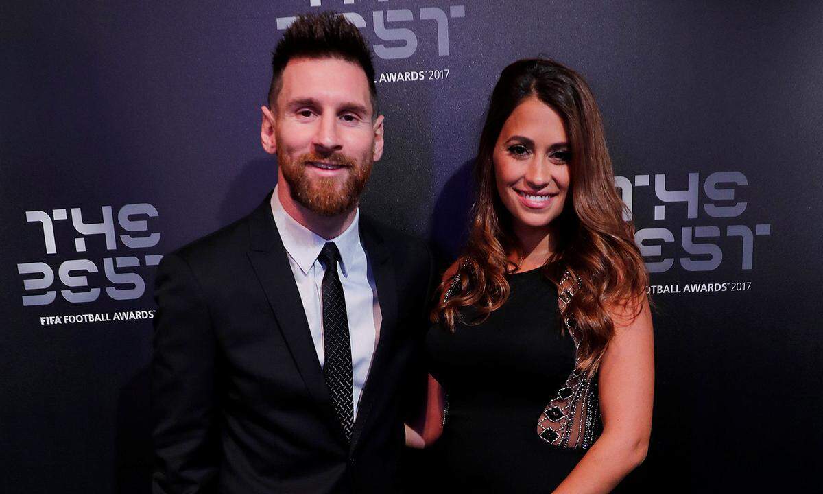 Antonella Roccuzzo und Superstar Lionel Messi sind seit mehr als zehn Jahren ein Paar. Angeblich soll der Kicker vom FC Barcelona sich schon als Jugendlicher in die hübsche Argentinierin verschaut haben. Im letzten Jahr gaben sie sich dann das Ja-Wort. Die beiden haben drei Söhne.