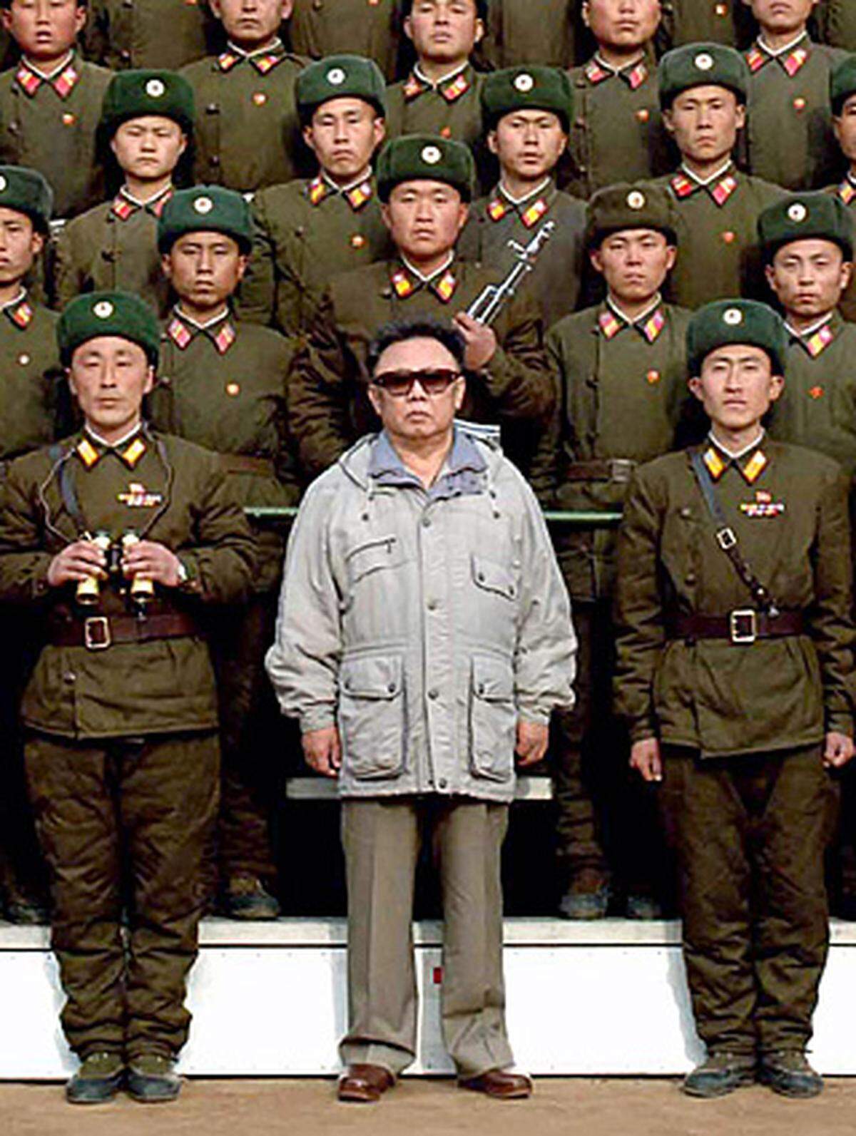 Um seine geringe Körpergröße (ca. 1,60 Meter) zu verschleiern, trägt Kim Jong-il Schuhe mitz Plateausohlen, mit geringem Erfolg. Ex-US-Präsident George W. Bush bezeichnete ihn nach einem Treffen öffentlich als "Pygmäen".