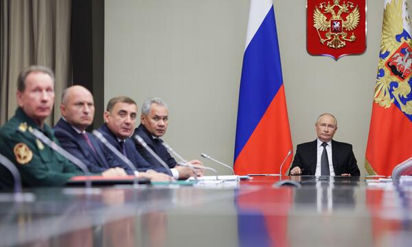 Der russische Präsident Wladimir Putin hält am 12. August nach dem Angriff ukrainischer Streitkräfte auf russisches Territorium eine Sitzung mit Mitgliedern des Sicherheitsrates, der Regierung, Vertretern der Präsidialverwaltung und Gouverneuren der Regionen Belgorod, Kursk und Brjansk in der staatlichen Residenz Nowo-Ogaryowo, außerhalb von Moskau.