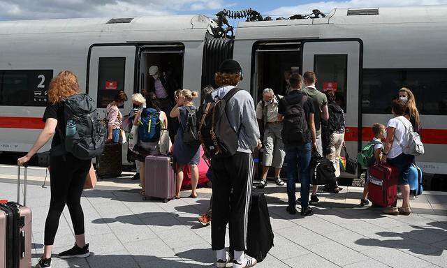 Wer Bahnreisen in Deutschland plant, muss weiterhin mit streikbedingten Problemen rechnen.