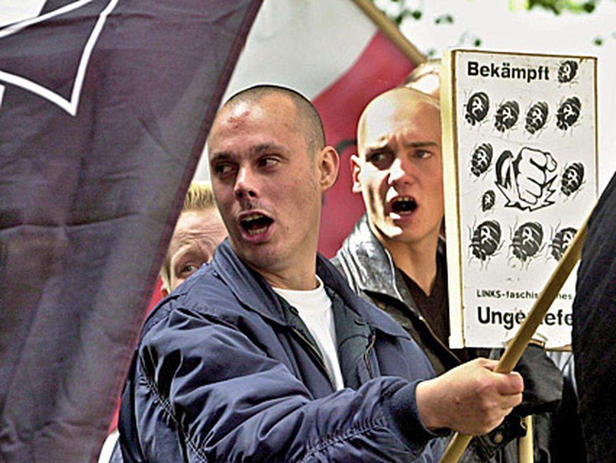 Rund 70 Skinheads versuchen immer wieder, die Demonstration einer etwa 200 Personen starken linksgerichteten Gruppierung in Dornbirn zu stören. Etwa 20 der Skinheads werden vorübergehend festgenommen.