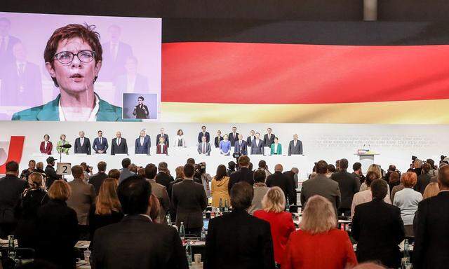 Am Samstagnachmittag sang die CDU zum Abschluss ihres Parteitags die deutsche Hymne. Einigkeit muss die Partei nun beweisen: Denn nicht jeder ist mit der Wahl von Annegret Kramp-Karrenbauer glücklich. 