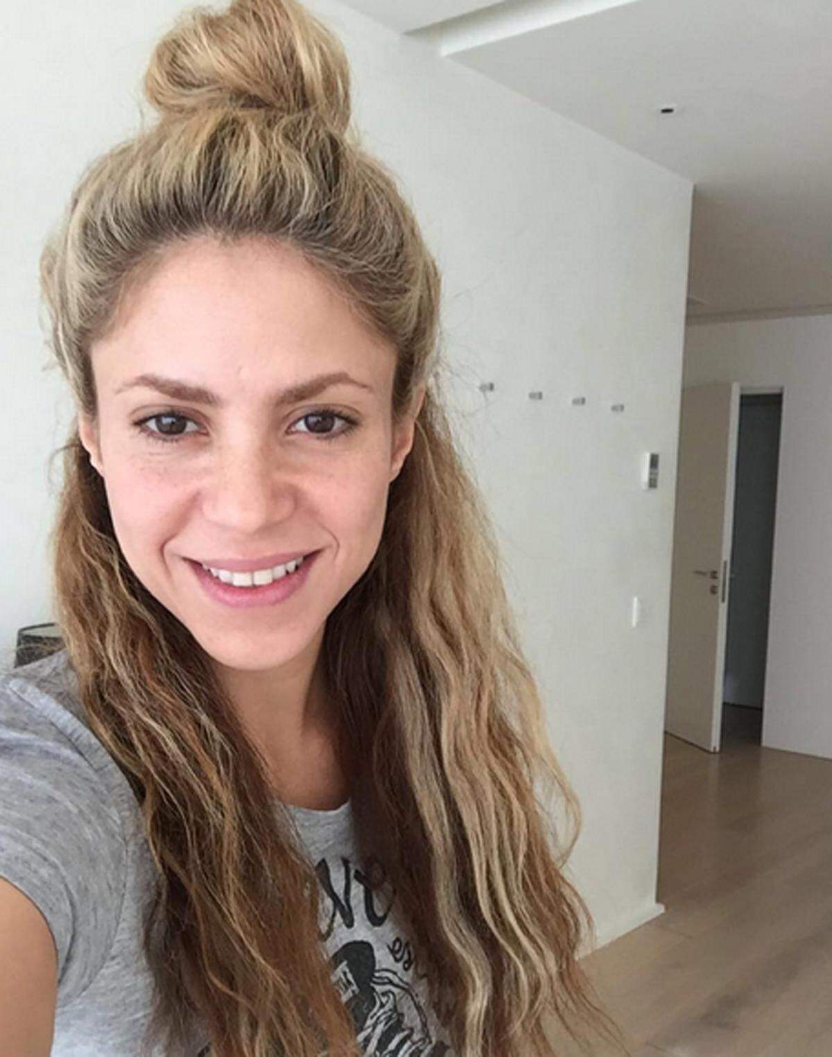 Um zu strahlen braucht auch Shakira kein Make-up.