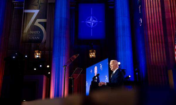 Biden (hier beim Nato-Gipfel am Dienstag in Washington) will trotz wachsender Zweifel an seiner Eignung an seiner Präsidentschaftskandidatur festhalten. Wie lange noch?
