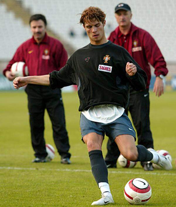 In seiner ersten Saison holte er mit Manchester gleich seinen ersten Titel - den Sieg im FA Cup. Auch im Nationalteam ging es für Ronaldo steil bergauf, ab August 2003 wurde er Stammspieler - gerade rechtzeitig zur EM 2004 in seinem Heimatland.