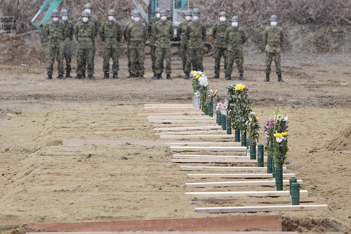 Mittwoch (23. März): In Massengräbern, wie hier in Higashimatsushima, werden die Opfer des Erdbebens und des Tsunamis beerdigt.