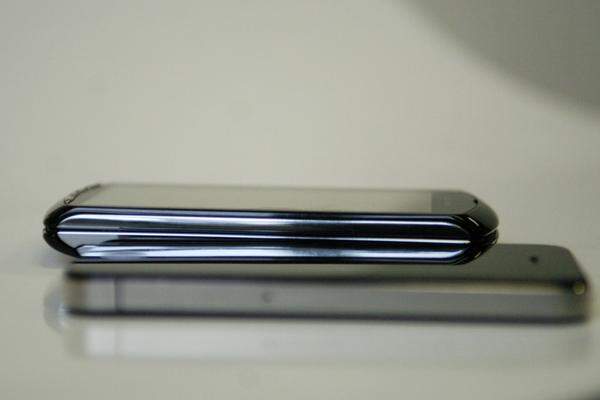 Das Sony Ericsson Xperia Play ist im Vergleich zu Apples iPhone wesentlich dicker und wiegt trotz vollständigem Plastikgehäuse um gut 40 Gramm mehr. Zum ArtikelPlaystation-H mit Retro-Charme