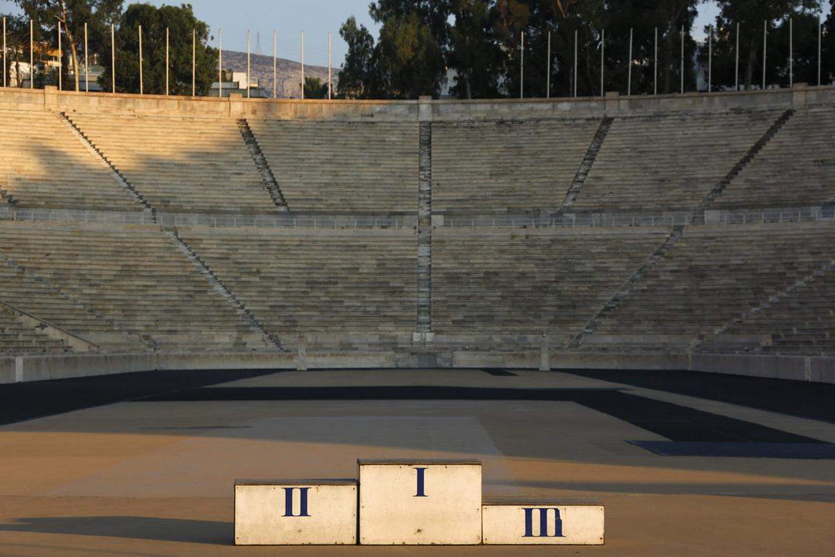 So wirkt auch dieses Podest im altehrwürdigen Panathinaikon-Stadion beinahe wie ein Mahnmal. Dort wurden schon 1896 die ersten Spiele der Neuzeit ausgetragen, 2004 diente es etwa als Marathonziel.