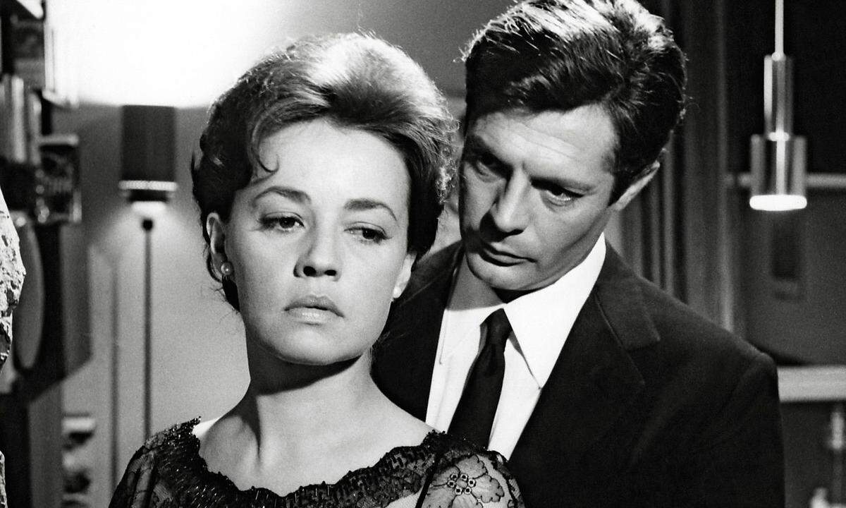 Marcello Mastroianni und Jeanne Moreau als Ehepaar, das seinen sterbenden Freund im Spital besucht und dabei das Auseinanderbrechen ihrer Liebe erlebt. Regisseur Michelangelo Antonioni gewann mit diesem "Die Nacht" den Goldenen Bären auf der Berlinale 1961.
