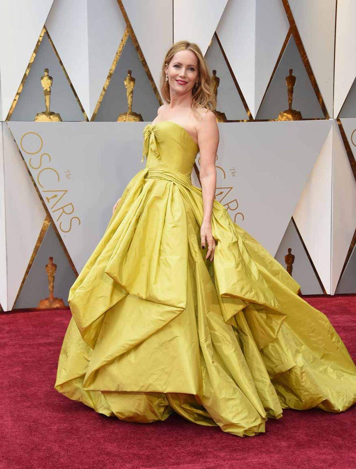 Etwas zu grell wirkte Leslie Mann in Zac Posen.