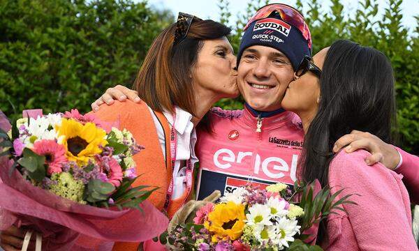 Remco Evenepoel schlüpfte noch ins rosa Trikot des Giro-Führenden, doch dann musste er die Tour wegen Corona beenden.