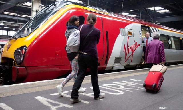 Die letzte Fahrt: Bald werden Reisende nicht mehr die rot-gelben Züge benützen können.