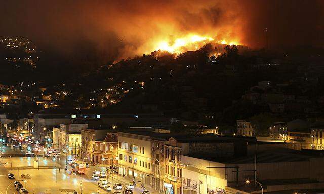 A forest fire burns in Valparaiso city