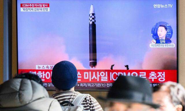 Nordkoreas Diktator Kim Jong-un schießt zum Auftakt des Apec-Gipfels eine Rakete in Richtung Japan. 