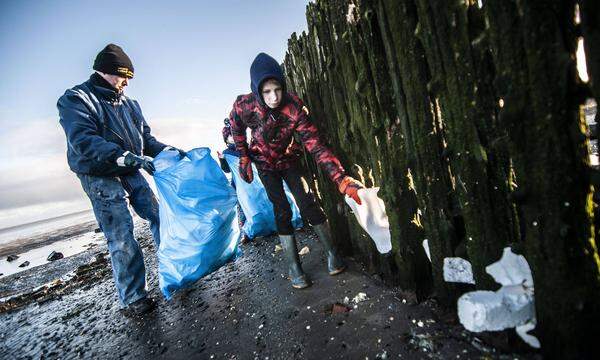 Freiwillige versuchen, die Küstengebiete der westfriesischen Inseln vom Kunststoff und Verpackungsmaterial zu befreien. An den deutschen Nordseeinseln gab es bisher keine Container- oder Frachtsichtung.